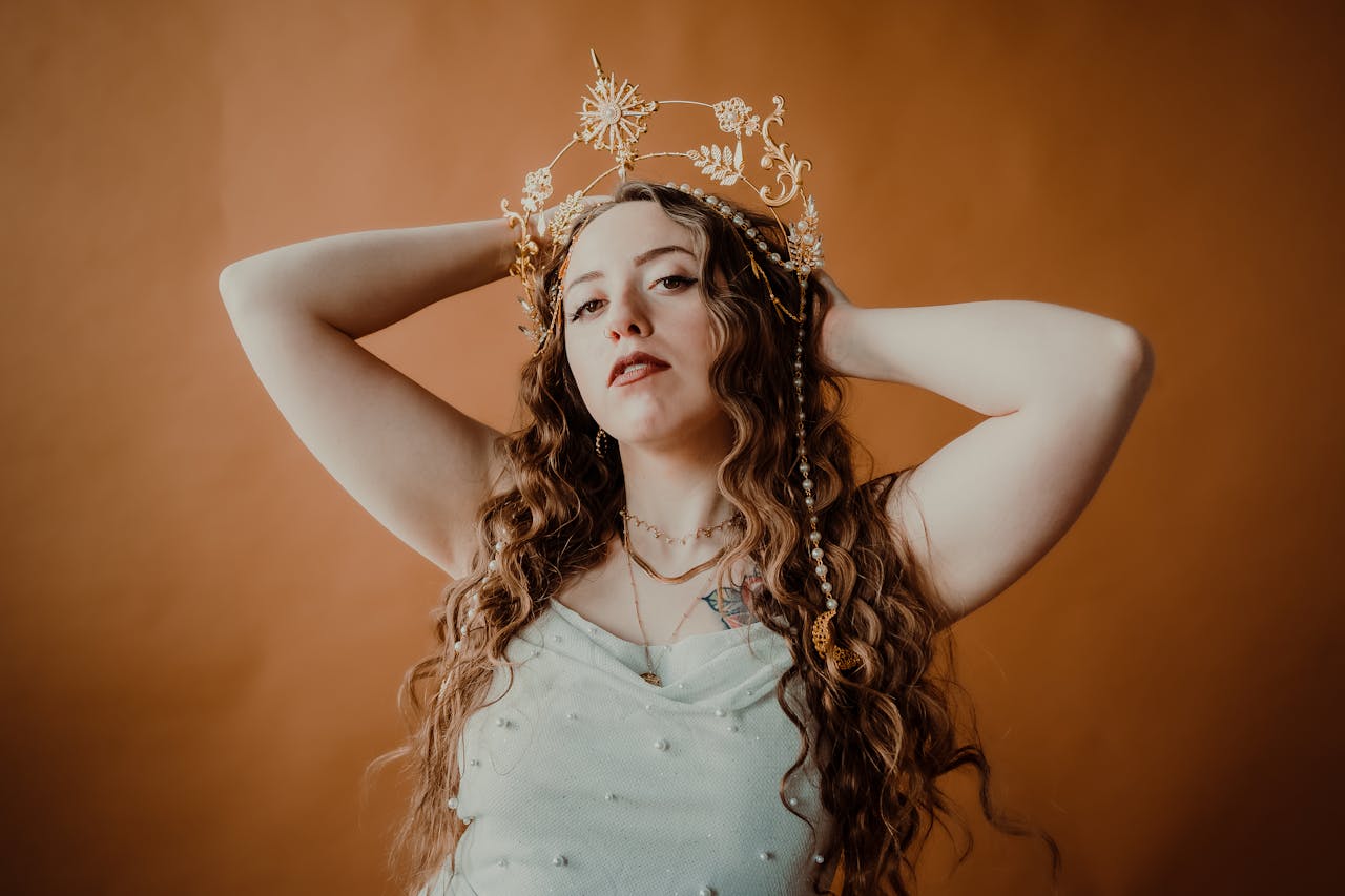 elegant-woman-in-golden-crown-portrait-31298757